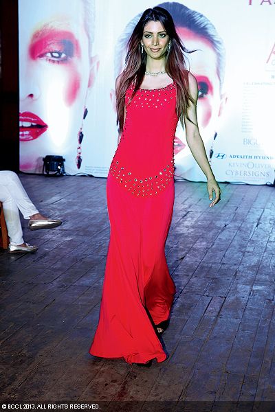 Nilufer showcases a creation during the Gitanjali Prasad Bidapa Fashion Week 2013, held in Bangalore. 