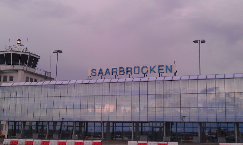 Flughafen Bild vom Rollfeld aus zum Flughafengebäude in Saarbrücken