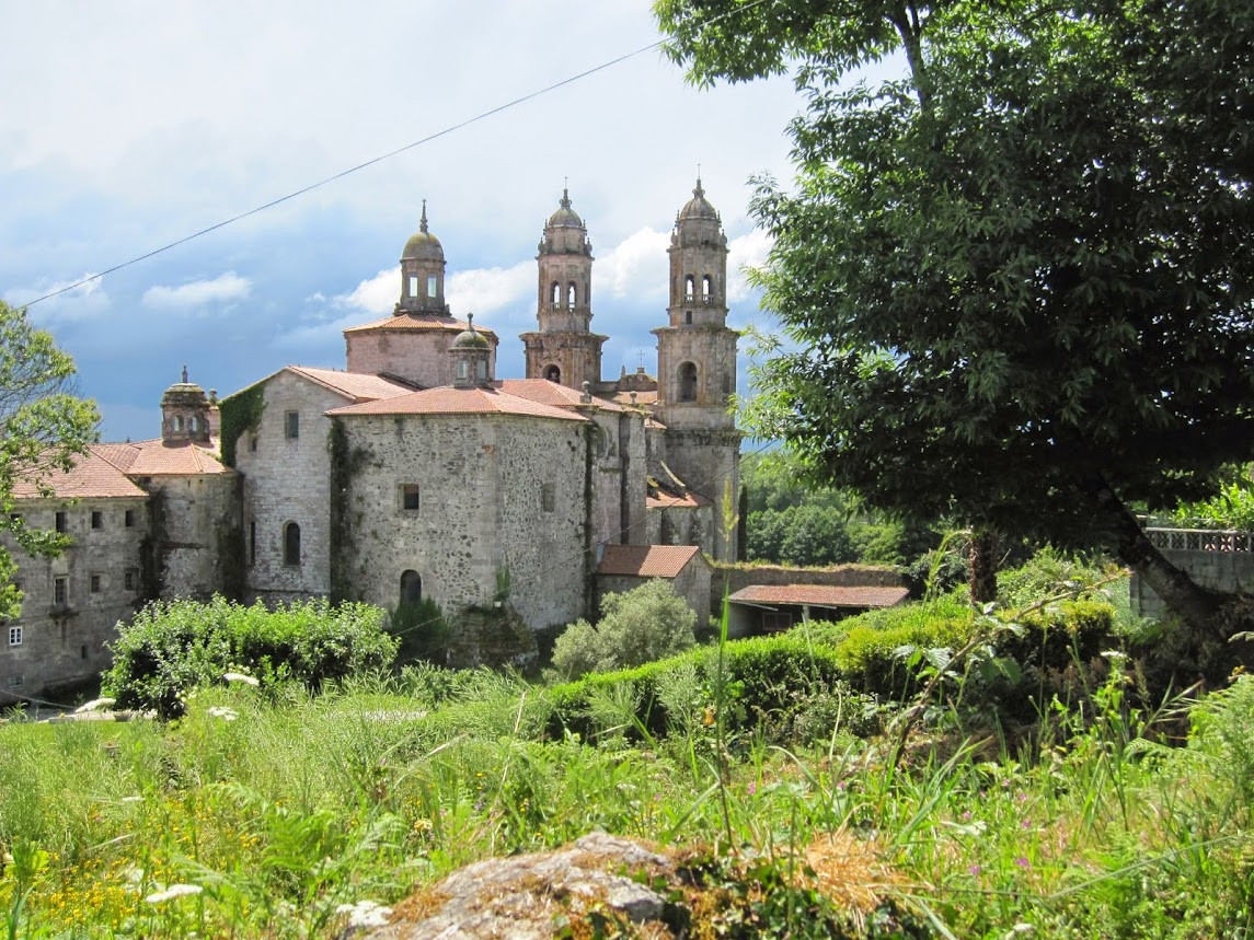 Camino del norte, camino primitivo, camino muxÃa en fisterra Moderne keuken met kookeiland en contra