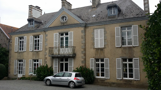 Château de Lez Eaux, camping 5 étoiles avec piscine couverte.
