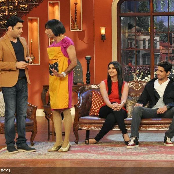Kapil Sharma and Raju Srivastav with Parineeti Chopra and Sidharth Malhotra during the promotion of the movie Hasee Toh Phasee, on the sets of the TV show Comedy Nights With Kapil. (Pic: Viral Bhayani)<br /> 
