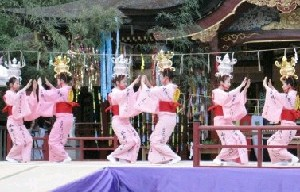 太宰府天満宮の本殿前で、山鹿灯籠踊りを披露する女性たち