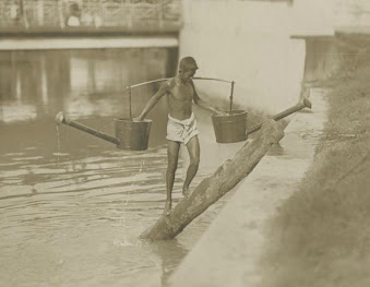 Water vendor, Batavia, 1905 Water vendor, Batavia, 1905