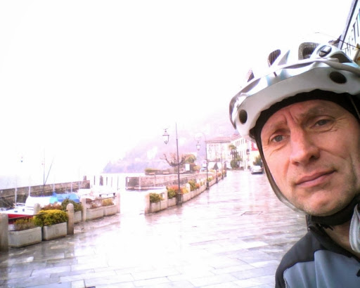 Chris mit Helm in Cannobio am Ufer des Lago Maggiore, Italien