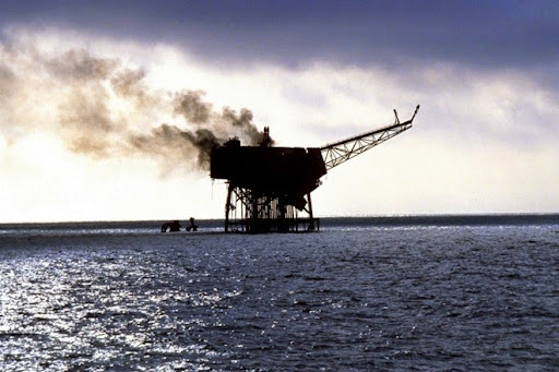 5. Piper Alpha Khu vực dàn khoan Piper Alpha ở Biển Bắc đã bốc cháy và phát nổ năm 1988, dẫn tới 167 người chết và 59 người bj thương. Dàn khoan này vốn hoạt động từ năm 1976, và đã có những lúc nó đứng ở vị trí số 1 trên thế giới, khai thác khoảng 317.000 thùng dầu mỗi ngày. Nguyên nhân của vụ tai nạn được cho là sự xuống cấp của hệ thống cơ sở vật chất, đặc biệt là sau vụ nổ nhỏ năm 1984, dẫn đến hàng trăm người phải sơ tán.