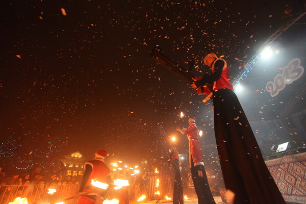 Житомир зажег новогоднюю елку на площади Королева