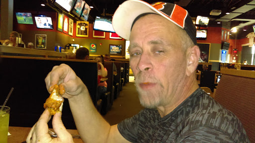 Chicken Wings Restaurant «Buffalo Wild Wings», reviews and photos, 175 Rivers Edge Dr, Milford, OH 45150, USA