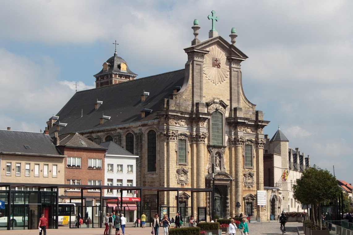 Stadswandeling in Mechelen, Veemarkt met Sint-Pieter-en-Pauluskerk