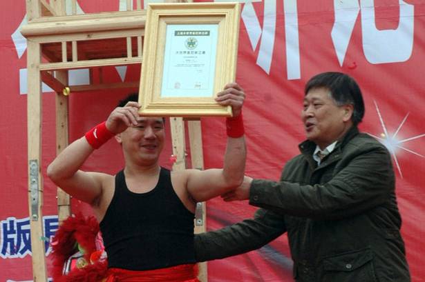 Pria China Nekad Angkat 23 Kursi Dengan Giginya