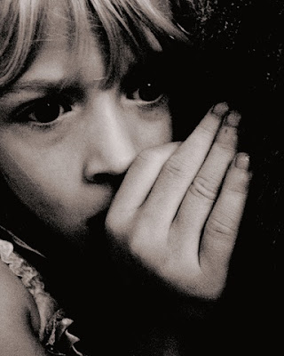 ¡Mamá tengo miedo! miedos infantiles niña asustada, miedos infantiles