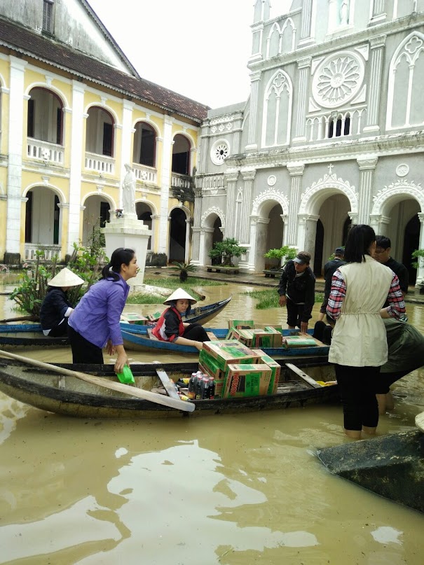 Cứu trợ lũ lụt tại giáo xứ Tân Dinh