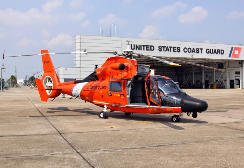 Helikopter-MH-65C-nalezacy-do-Strazy-Ochrony-Wybrzeza-US-Coast-Guard-w-bazie-w-Houston%252C-Teksas-Zdjecie-wykonane-4092009-roku.JPG