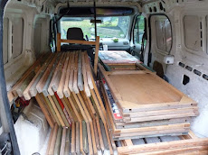 Plakatständer im Kleintransporter.