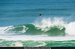 O norte-americano Kolohe Andino numa onda surfada nos Belgas
