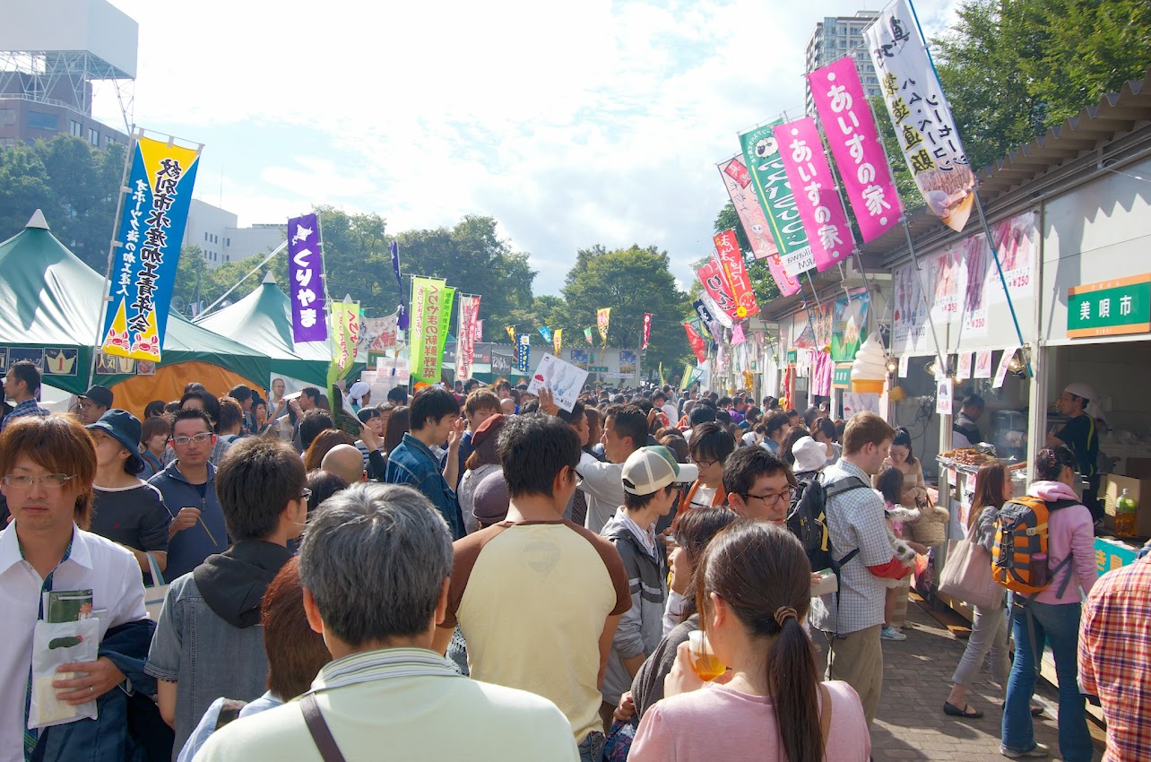 満員の８丁目会場