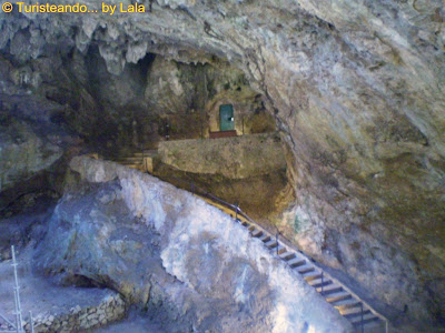 Vestíbulo de entrada a la Cueva del Castillo Entrada Cueva Castillo Puente Viesgo, Cantabria