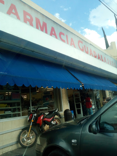 Farmacia Guadalajara, Calle Batalla de Celaya 3139, Revolución, 45580 San Pedro Tlaquepaque, Jal., México, Farmacia y artículos varios | JAL