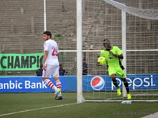 But de l’As.V Club (vert noire) de la RDC contre Zamālek (blanc) de l’Egypte à la première mi-temps le 18/05/2014 au stade Tata Raphael a Kinshasa, dans le cadre de la ligue des champions 2014 de la CAF. Radio Okapi/Ph. John Bompengo