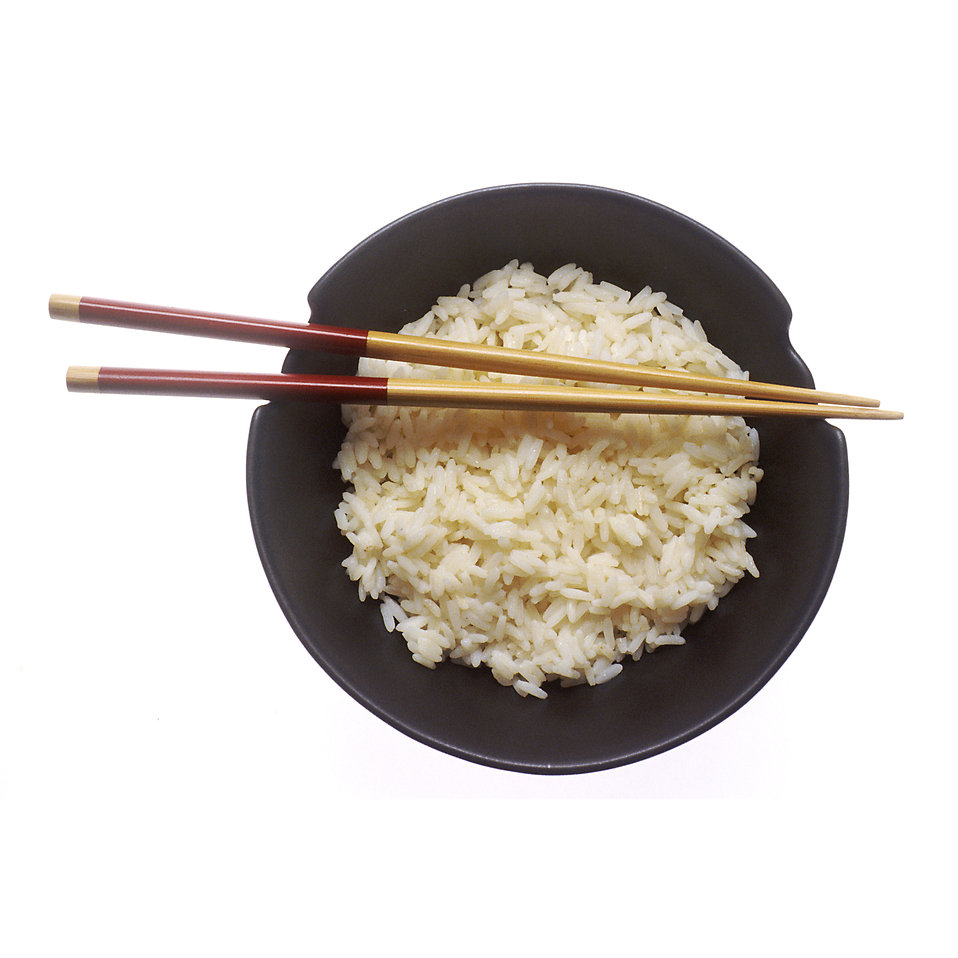 Рис в тарелке. Китайский рис. Рис с палочками. Палочки для еды. Как едят рис палочками