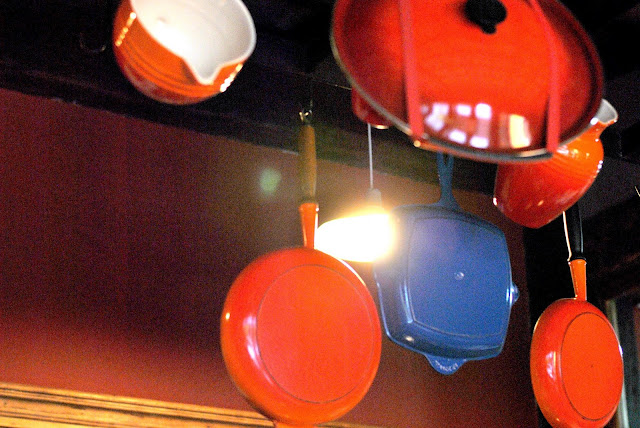Casa Rogério Lima - Belo Horizonte - design de interior - panelas coloridas - Abraço Mundo A casa Rogério Lima em Belo Horizonte tem panelas coloridas