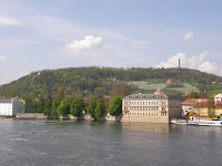 Mala strana - Zicht op Petrín-heuvel.JPG