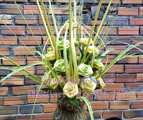 Nghệ nhân xếp lá dừa tạo hình bó hoa