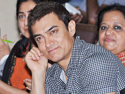 Aamir Khan smiles as he listens carefully during an educative session at KEM Hospital in Mumbai. (Pic: Viral Bhayani)<br /> 
