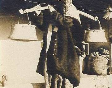 BAKRAC-TASIYAN-KOYLU-KADIN-FOTOGRAF__20664893_0.jpg