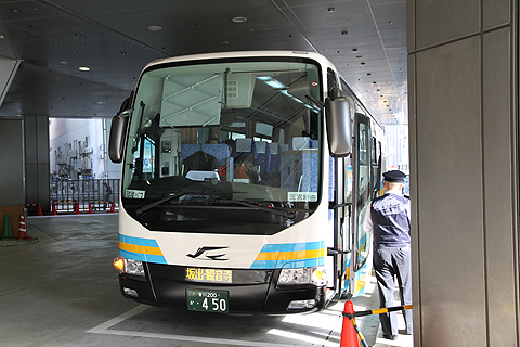 JR四国バス「観音寺エクスプレス」　三ノ宮BT改札中