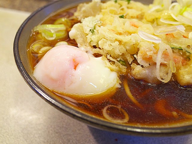 温泉卵と黒々とした蕎麦のダシ汁