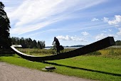 По некоторым странным памятникам Хельсинки можно прокаться на велосипеде