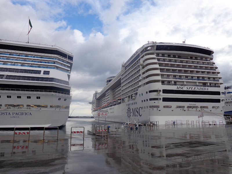 А включите-ка мне усилители качки! А подайте-ка белых пиджаков. Costa Paсifica февраль 13г