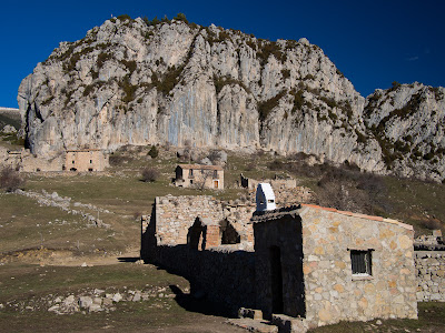 Sant Miquel, el cementiri, les cases abandonades i el Roc de Peguera