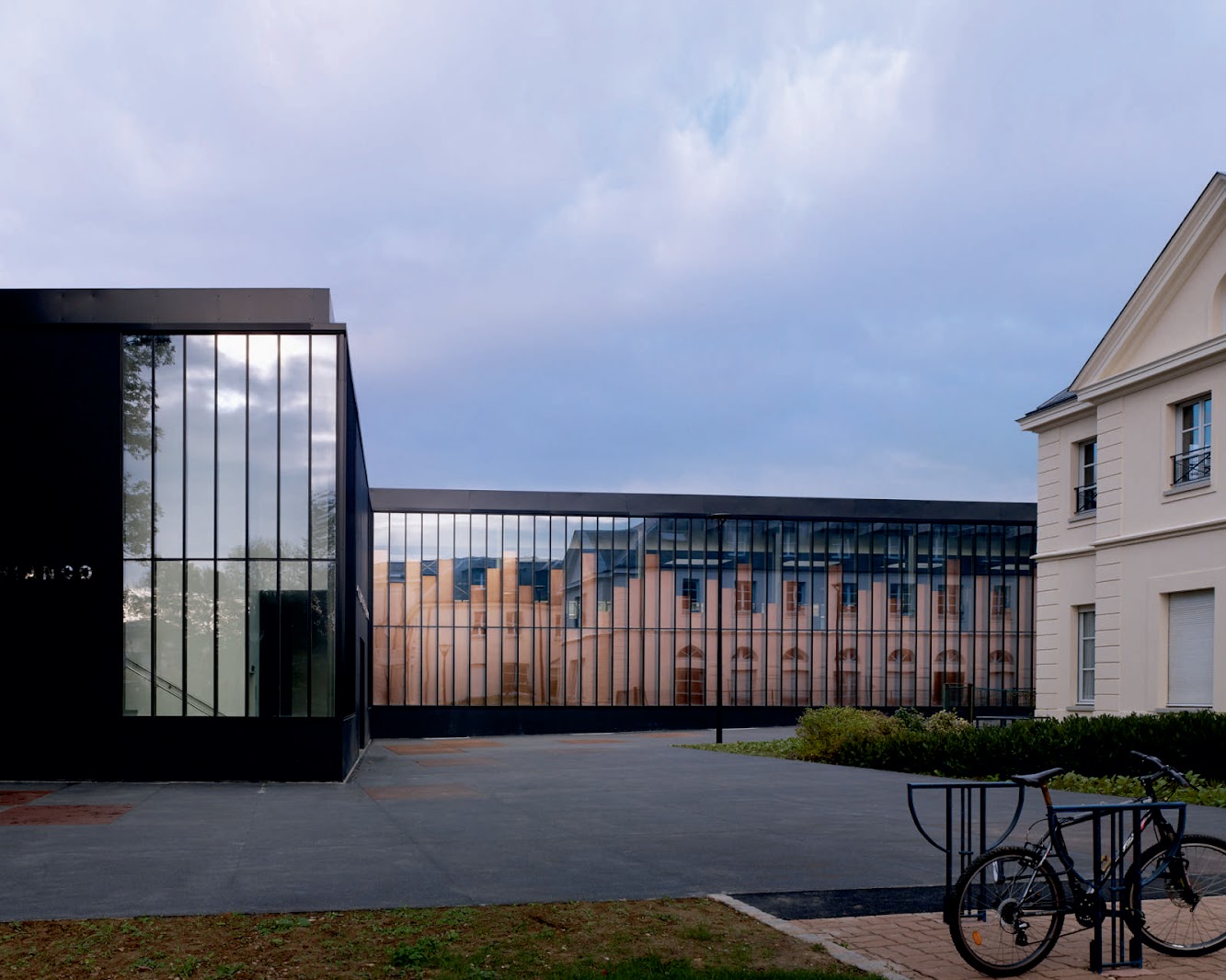 Chelles, Francia: Gymnasium And Town Hall Esplanade by Lan Architecture