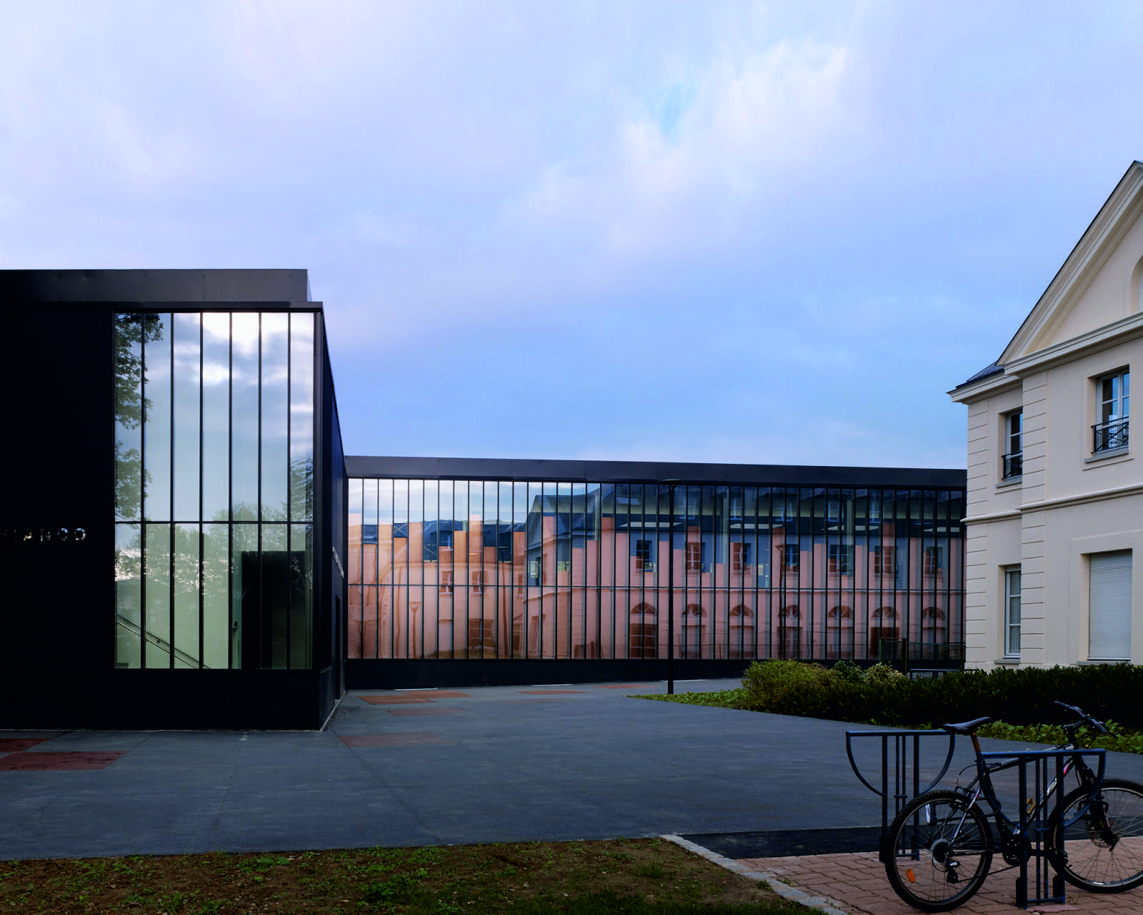Chelles, Francia: [GYMNASIUM AND TOWN HALL ESPLANADE BY LAN ARCHITECTURE]