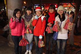 five female college students selling apples on Christmas Eve in Quanzhou, China