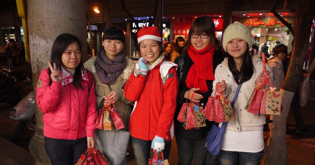 Students Selling Christmas Apples In Quanzhou China Isidor s Fugue