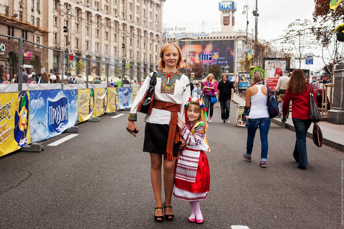 Украинцы в вышиванках на День независимости в Киеве