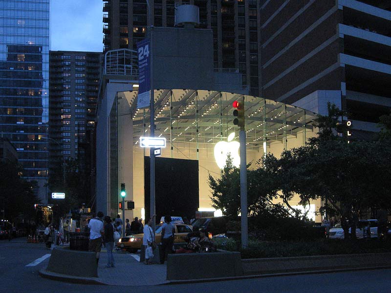 Бродвей, Нью-Йорк, США - 16 июня 2011 года apple store