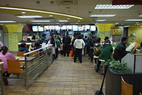 many people waiting to order food at KFC in Yueyang, China