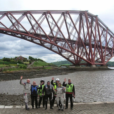 foto di gruppo al Forth Rail Bridge