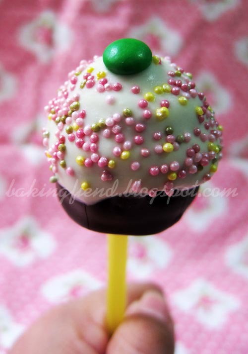 baking fiends unite!: Cupcake pops!