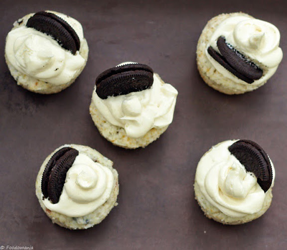 Cookies and Cream Cupcakes Recipe | Eggless Vanilla Cake with Oreo Buttercream | Recipe written by Kavitha Ramaswamy of Foodomania.com