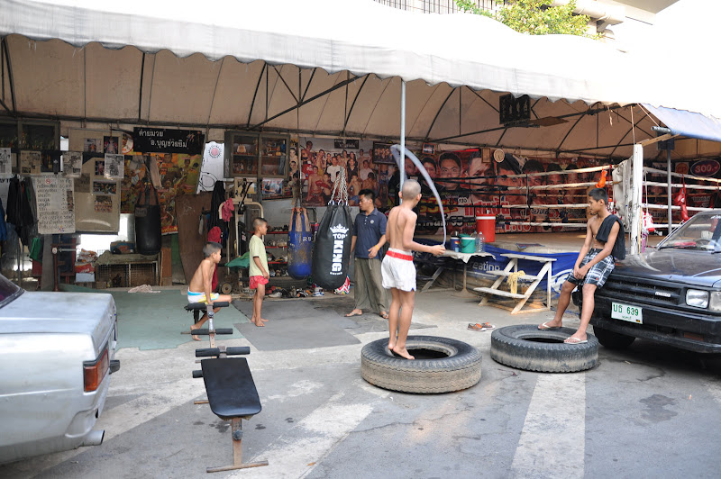 Секция тайского бокса на улице Бангкока