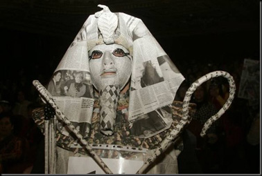 Roupas de carnaval 2 04_01-Disfraz-egipcio-esfinge-papel-de-periodico