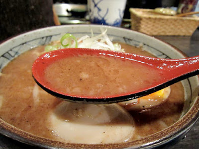 中華そばのスープは濃厚魚介系で背脂ぷかぷか浮いてます