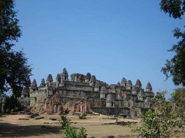 Les plus grandes pyramides dans le monde (PHOTOS) Cambodge+-+Temple+de+Phnom+Bakheng