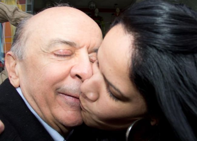 Eleitora beija José Serra Durante Campanha