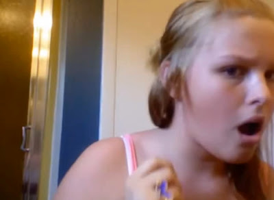 【動画】コテ(カールアイロン)で女の子の髪が取れた動画。熱による損傷と原因解説