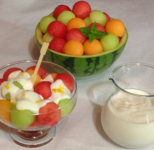 Sałaka owocowa melony, owoce, jogurt
